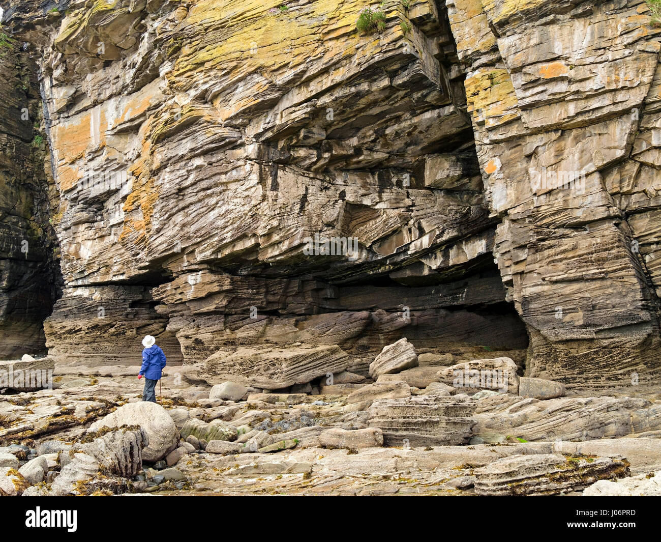 Walker ci-dessous falaises à Glasnakille, près de Elgol, Isle of Skye, Scotland, UK Banque D'Images