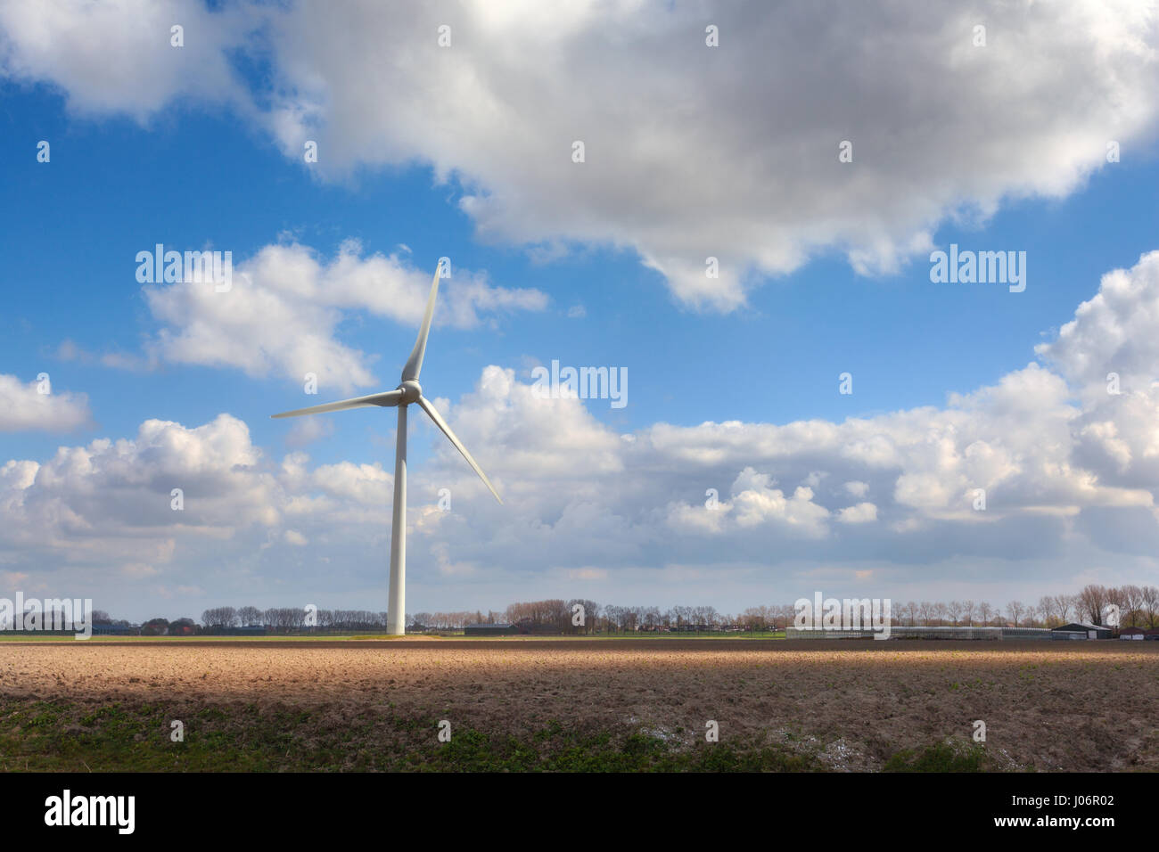 Éoliennes produisant de l'électricité. Les moulins à vent pour la production d'énergie électrique. Paysage aux moulins à vent production d'énergie sur le terrain et b coloré Banque D'Images