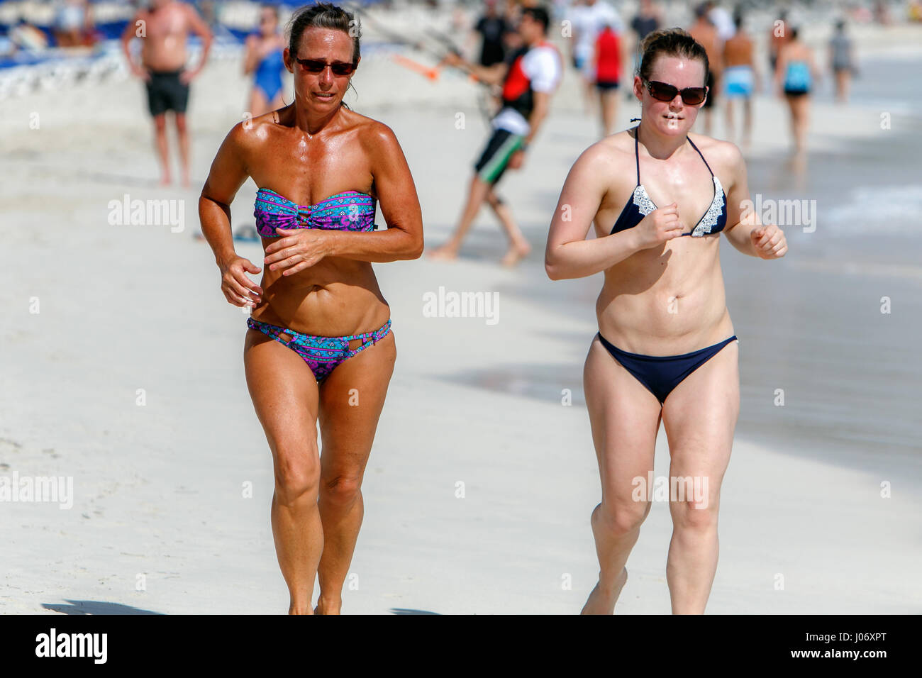 Deux femmes sont en marche le long d'une plage à Saint Martin. Banque D'Images