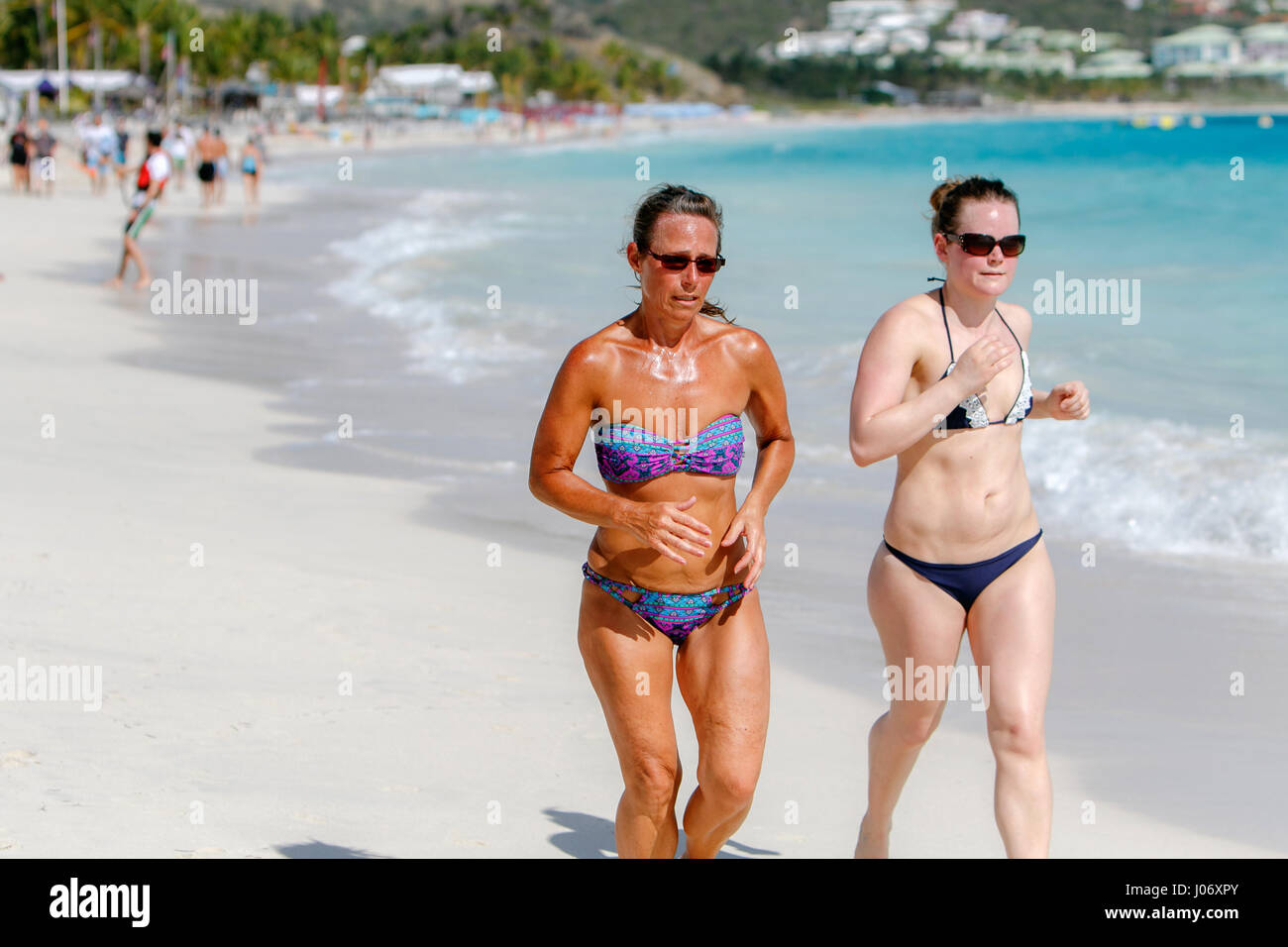 Deux femmes sont en marche le long d'une plage à Saint Martin. Banque D'Images