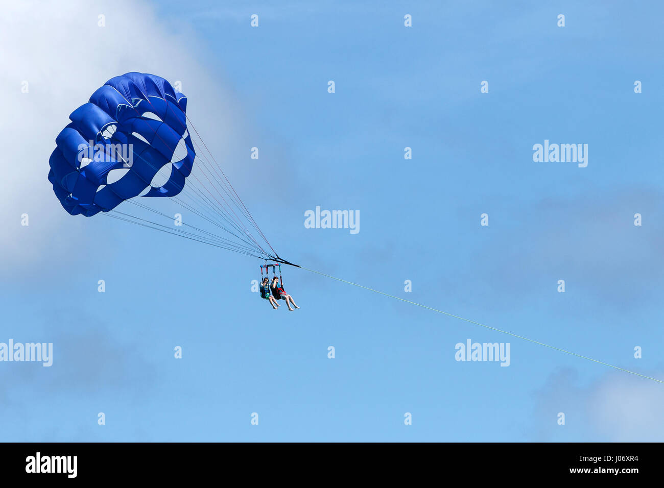 Deux jeunes profitent de parapente à Saint Martin. Banque D'Images