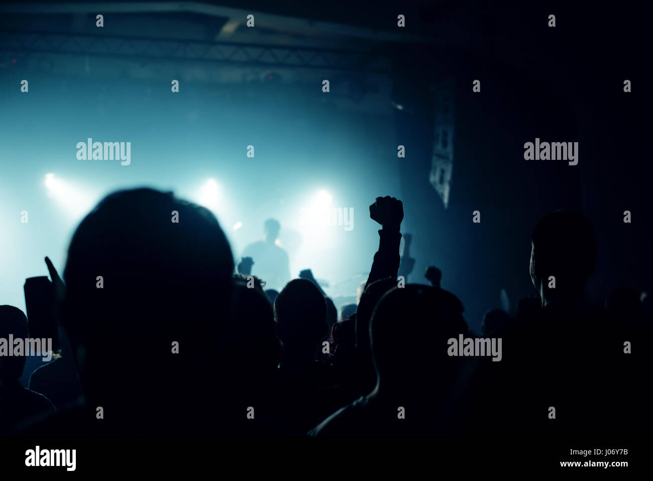 Les concerts de musique, les gens de la foule des fans populaires performance live rock, mains en l'air, selective focus Banque D'Images