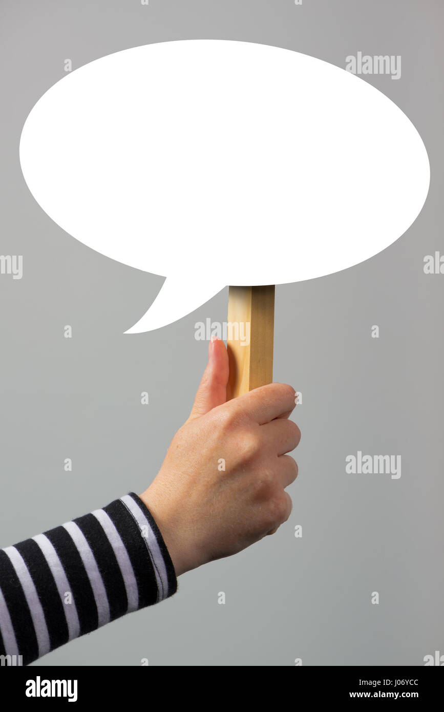 La main féminine avec bulle ballon comme exemplaire de l'espace pour le style de vie et des thèmes de communication Banque D'Images
