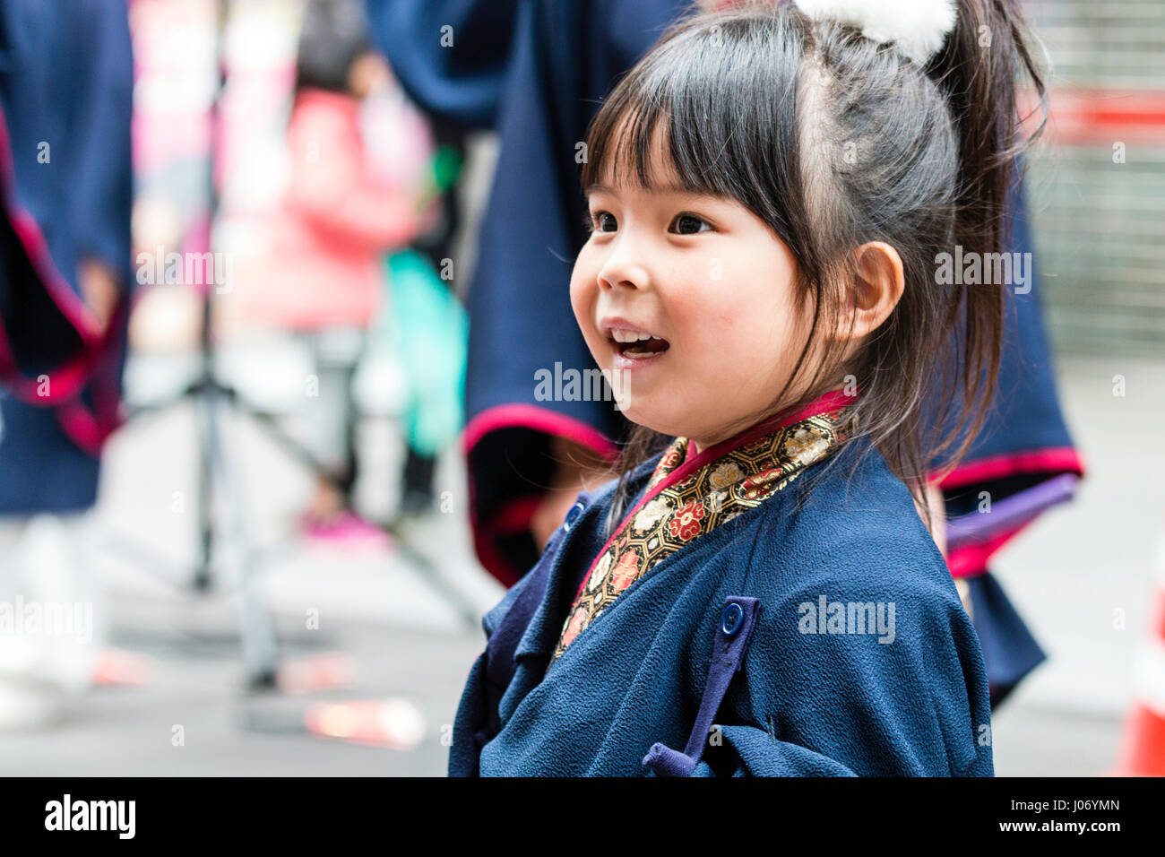 Festival Danse Yosakoi Hinokuni. L'enfant japonais, fille, 4-5 ans, la tête et l'épaule, à l'avant. Vue de côté. L'expression heureuse. Banque D'Images