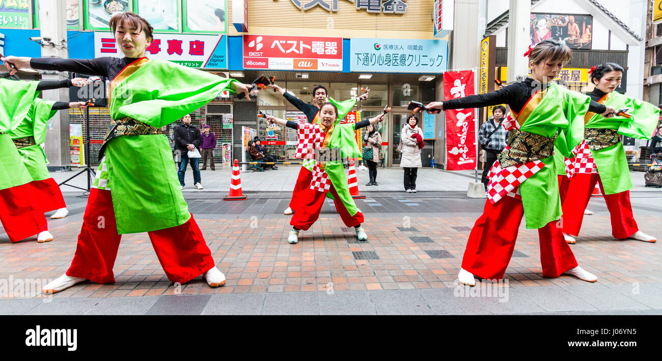 Le Japon, Kumamoto, Hinokuni danse Yosakoi Festival. Avec l'équipe enfant, fille, dansant dans le centre, tout en rouge et vert du yukata. Banque D'Images