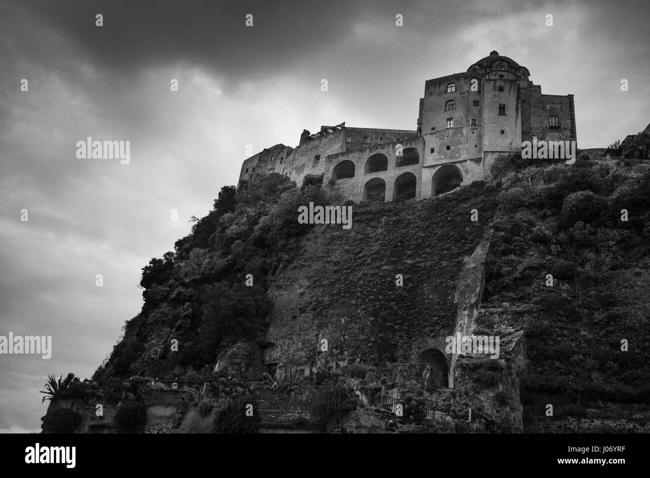 Low angle view of le Château Aragonais, l'île de Ischia, Campanie, Italie Banque D'Images