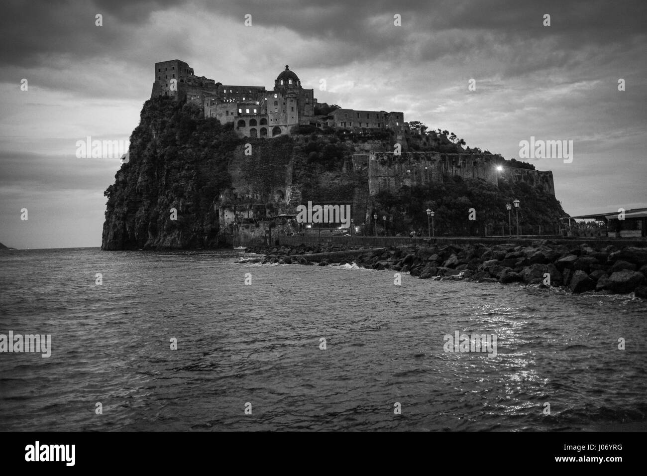 Vue sur le Château Aragonais, l'île de Ischia, Campanie, Italie Banque D'Images