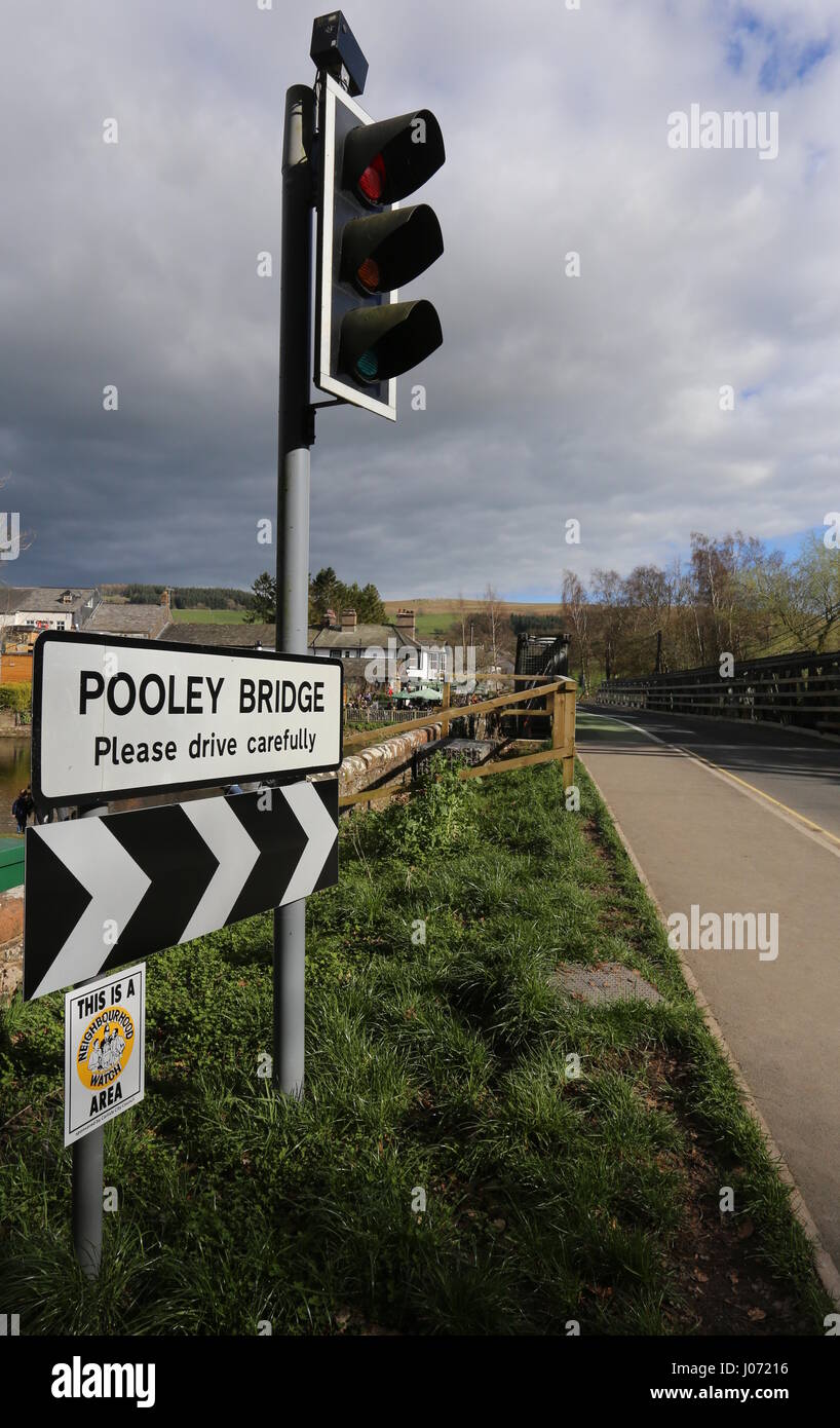 Signe pour Pooley Bridge à côté pont temporaire Cumbria UK Avril 2017 Banque D'Images