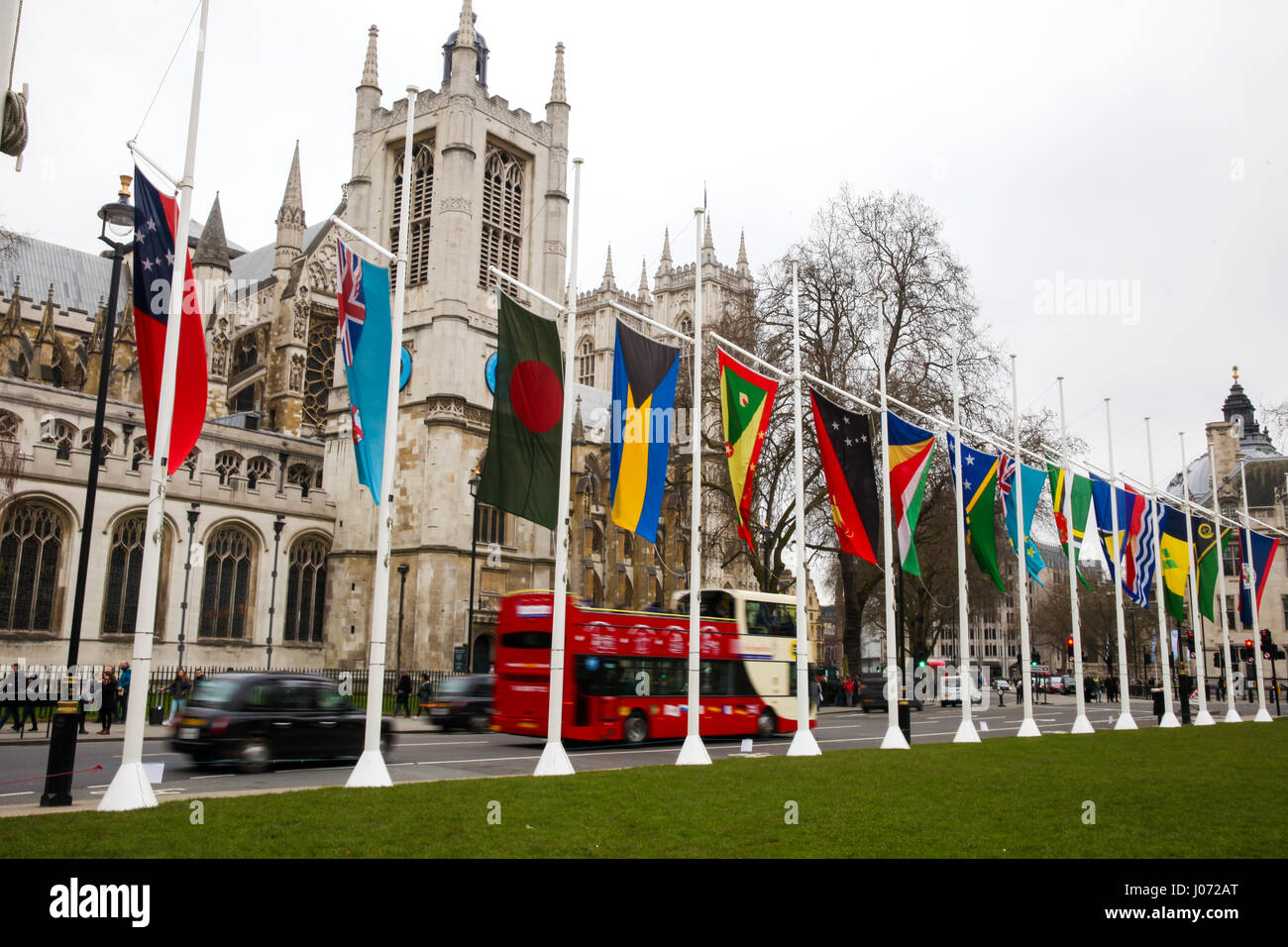Drapeaux de la Communauté en place du Parlement, Londres, dans la perspective de la communauté le service dans l'abbaye de Westminster le 13 mars 2017. Où : London, Royaume-Uni Quand : 10 Mar 2017 Banque D'Images