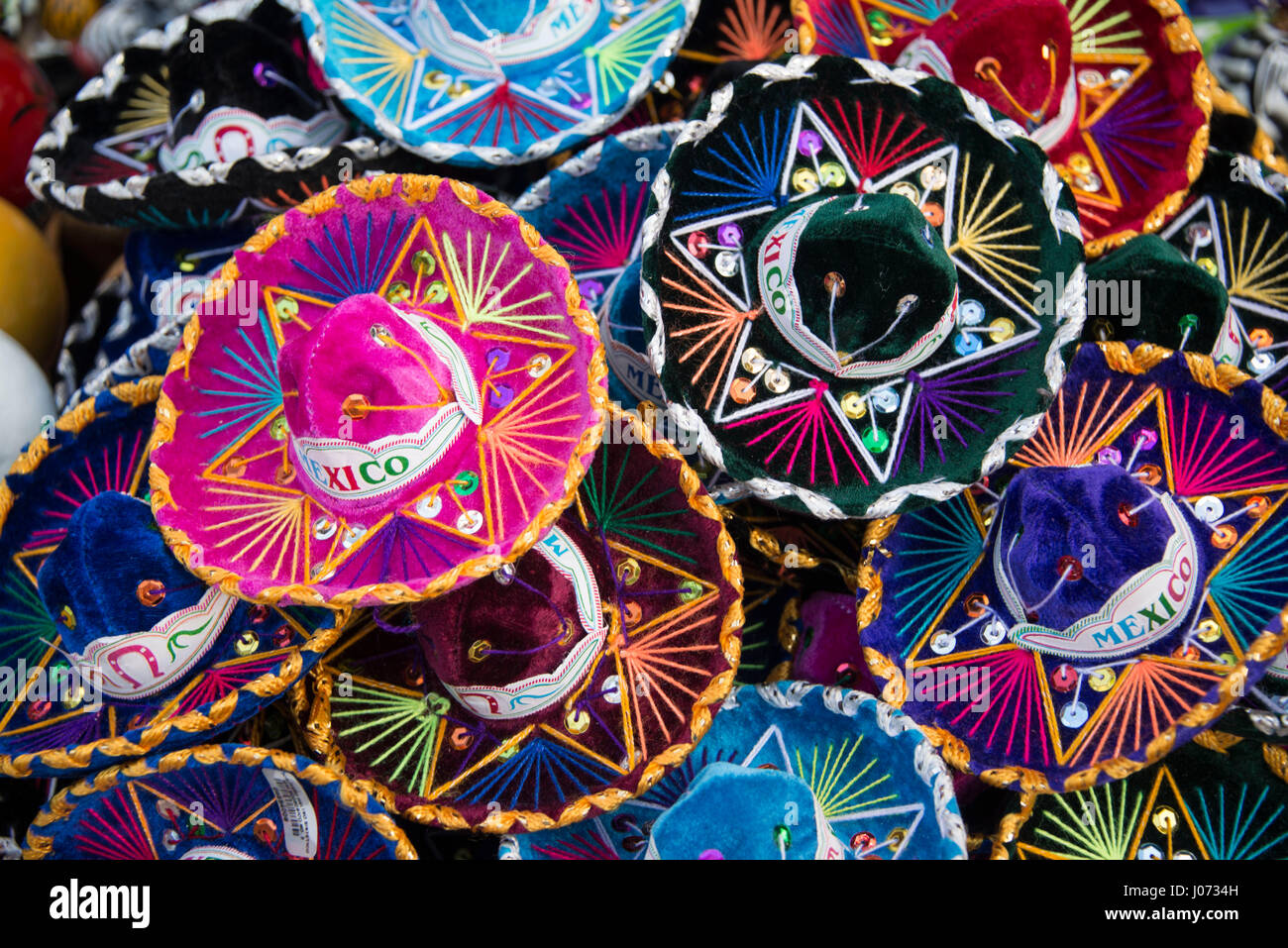 Sombreros mexicains colorés au cours du marché au Mexique Banque D'Images