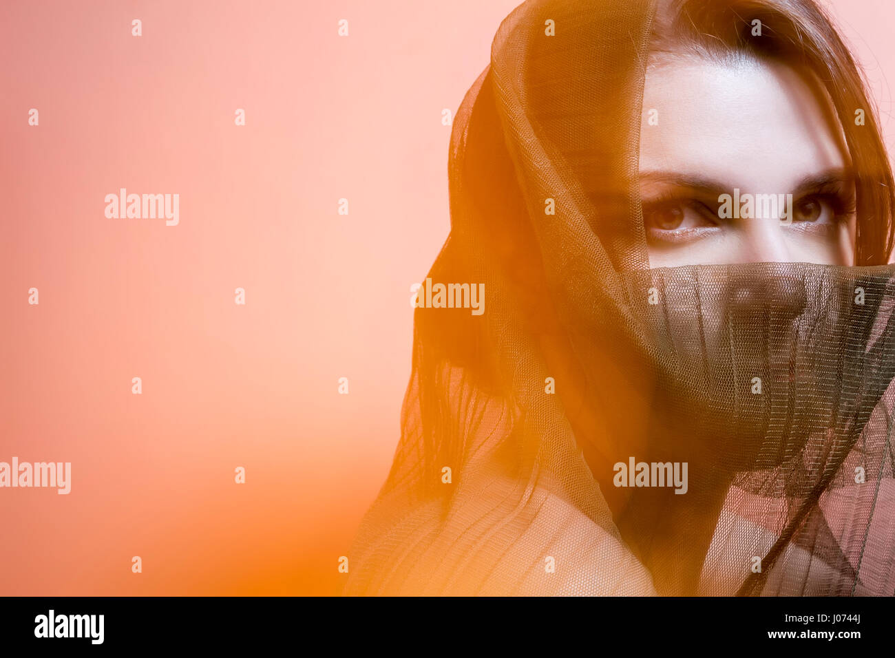 Portrait d'une femme transparente en rayons de lumière. Lumière mixte technique Banque D'Images