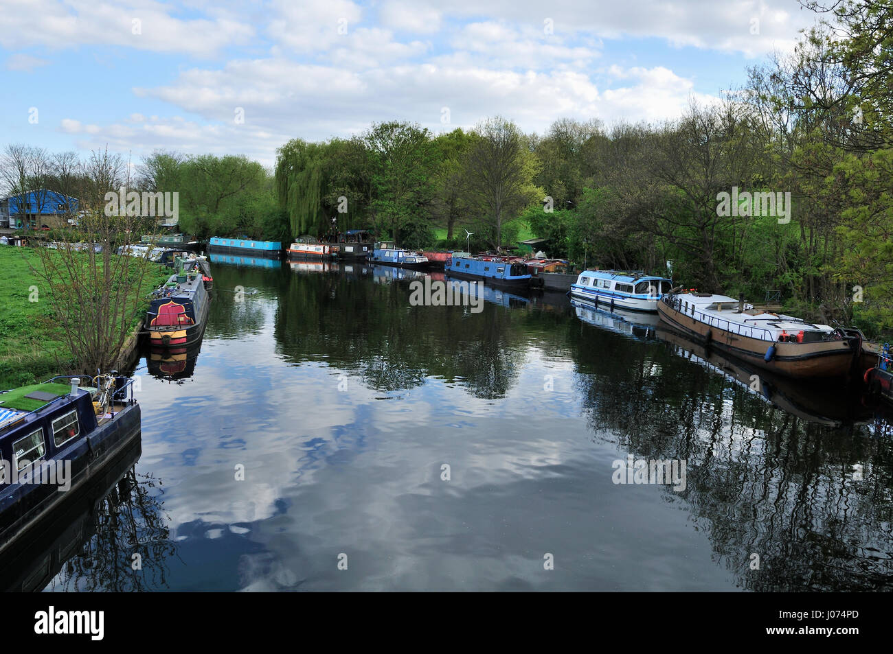 Rivière Lea Navigation, près de Springfield Park, North East London UK Banque D'Images