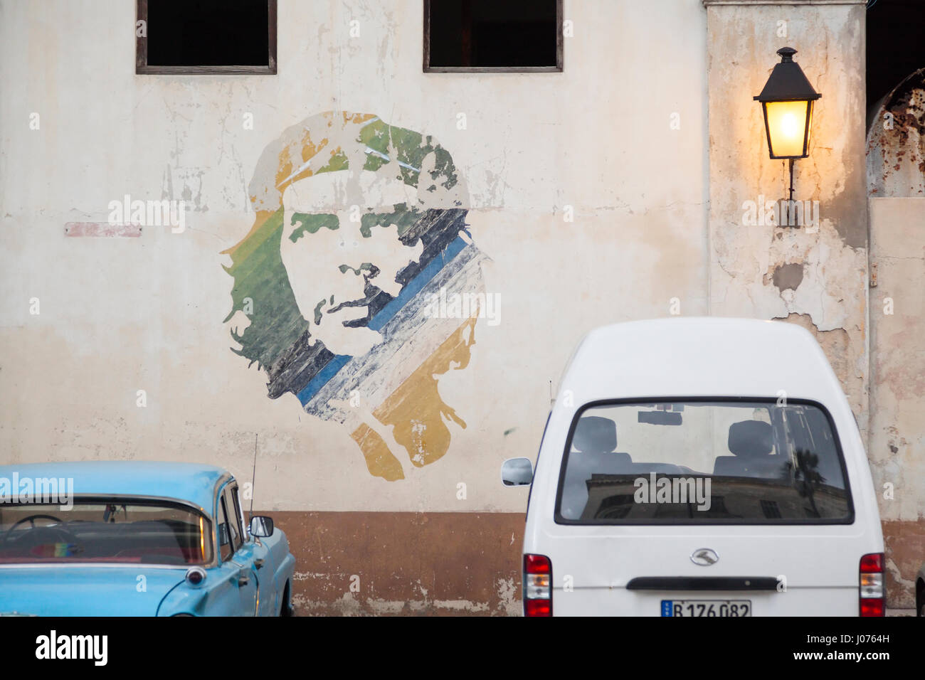 Che Guevara graffiti sur le côté d'un immeuble le long du Malecon dans la Vieille Havane, Cuba. Banque D'Images