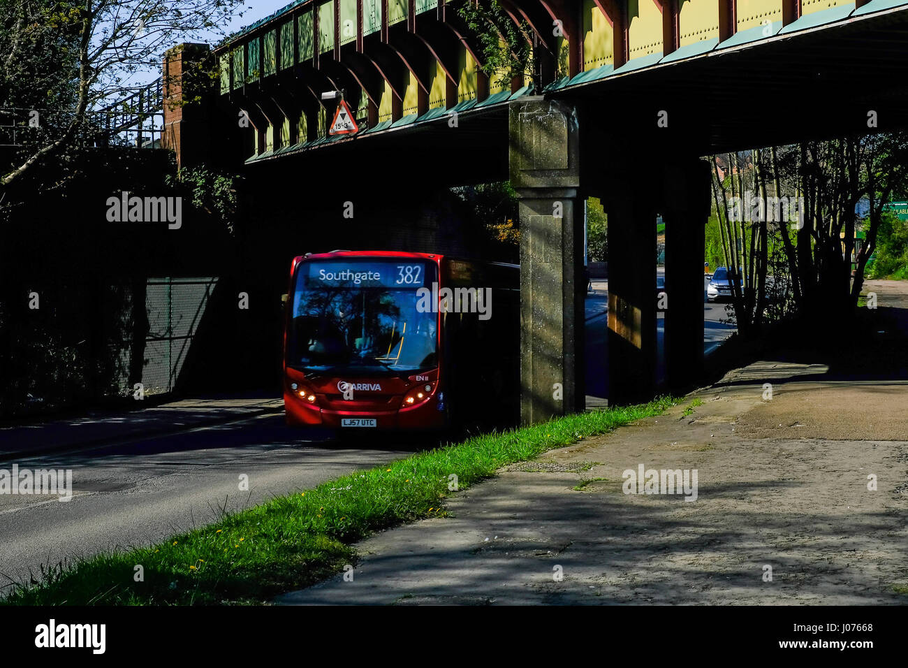 382 London bus à Southgate Banque D'Images