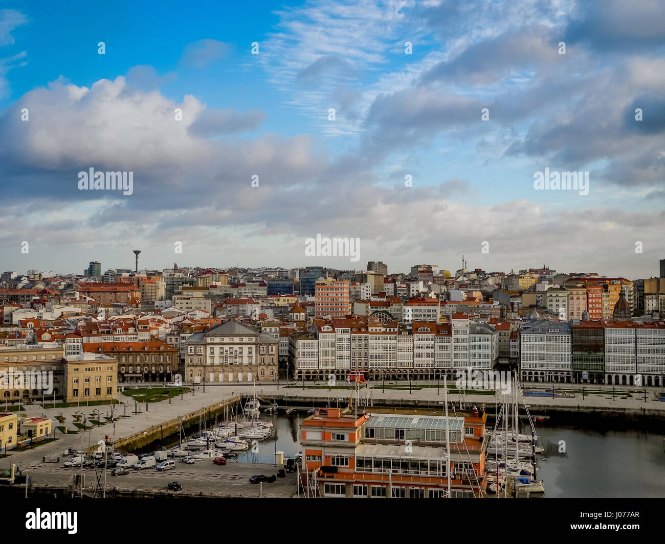 LA CORUNA, ESPAGNE - 27 mars 2017 : Le port de La Coruna, voiliers et bateaux de pêche professionnelle et de yachts dans le port de La Corogne, Espagne Banque D'Images