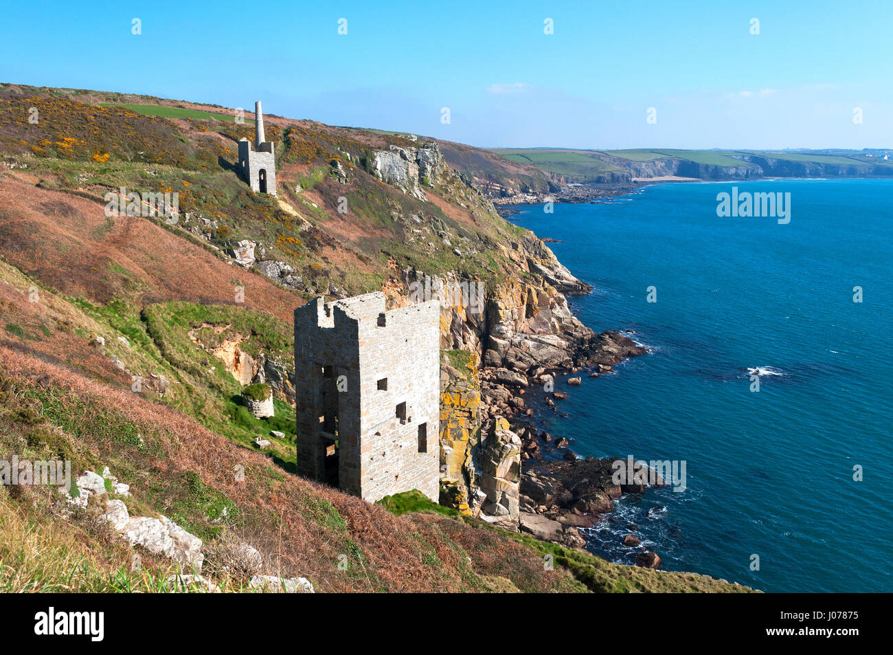Old Tin MInes à Trewavas Head près de Porthleven à Cornwall, en Angleterre, UK. Banque D'Images