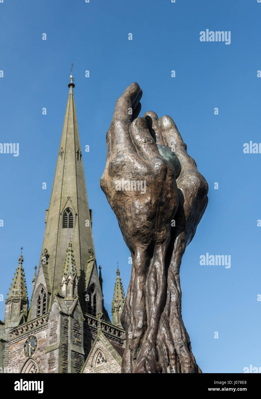 Arbre de Vie Memorial, St. Martins dans les arènes, Birmingham (Angleterre). Statue d'une paire de mains tenant le monde sculpté par Lorenzo Quinn. Banque D'Images