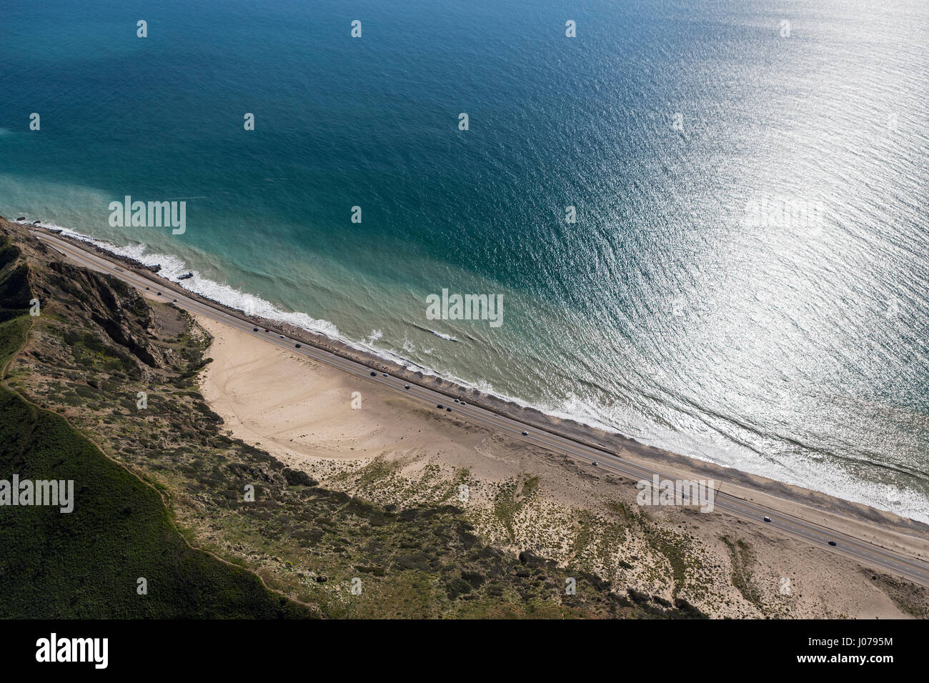 Vue aérienne de la dune de sable en bordure de l'autoroute sur la côte Pacifique au nord de Malibu, Californie. Banque D'Images