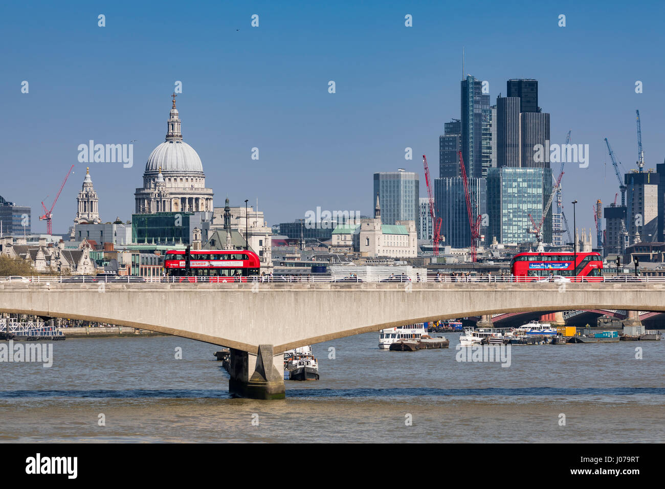 Une vue de la ville de Londres, à la recherche vers Waterloo Bridge, la Cathédrale St Paul et la ville depuis le Golden Jubilee Bridges, London, UK Banque D'Images