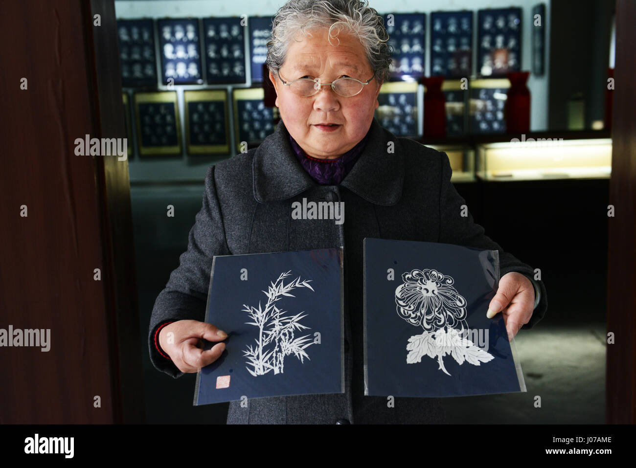 Un célèbre artiste coupe-papier l'affichage de son travail au musée du papier-cut à Yangzhou, Chine. Banque D'Images