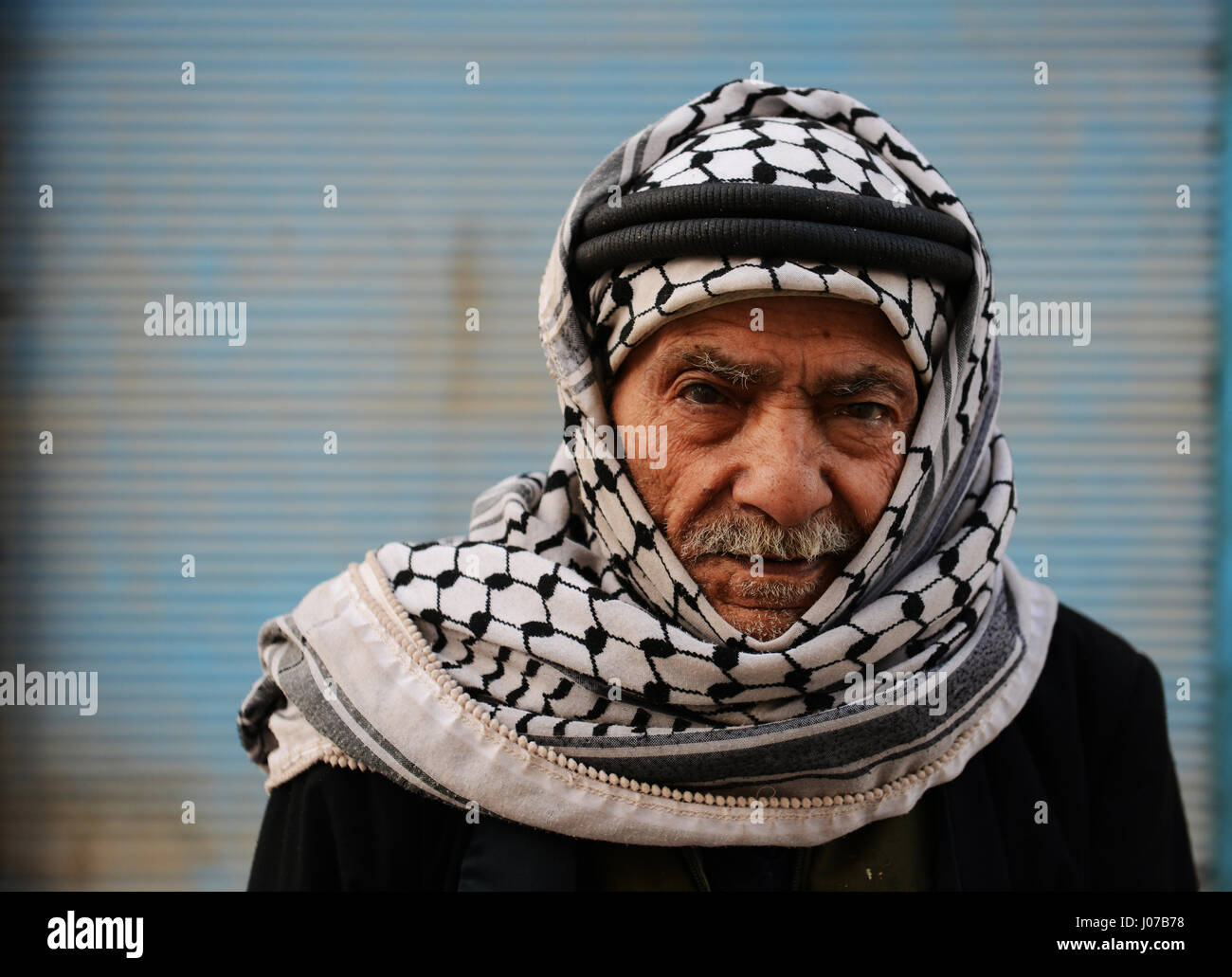 Portrait d'un homme portant un keffieh traditionnel. Banque D'Images