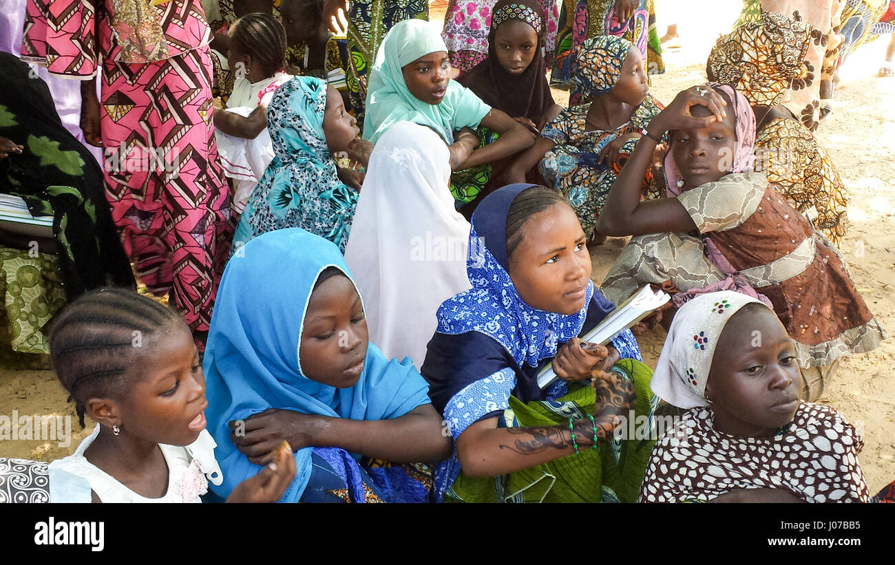 Octobre 2013 - Maradi, Niger / Afrique : les filles de l'école musulmane sous l'ombre d'un arbre, à l'extérieur de leur école. Ils attendent leur repas. Banque D'Images