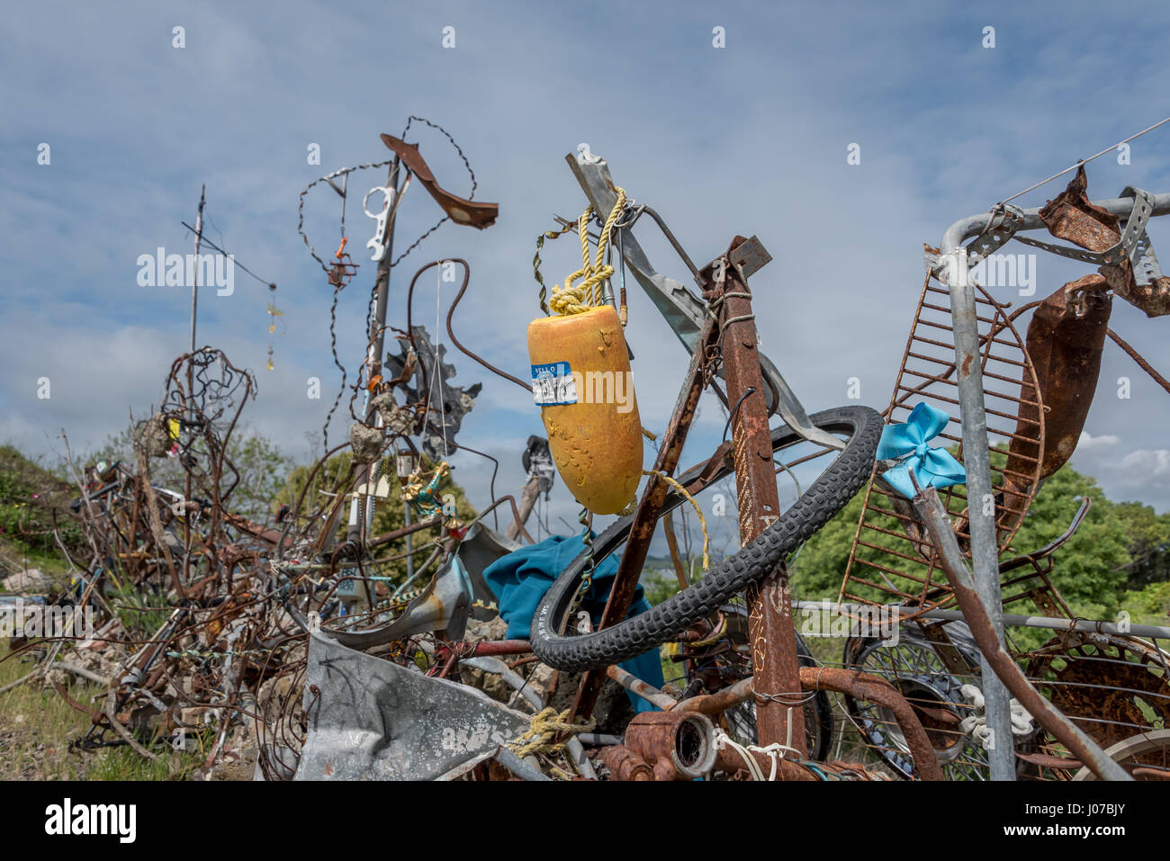 Upcycled ordures en plein air de sculptures d'art à Albany ampoule sur San Francsisco Bayshore Trail, avec flotteur jaune, métal rouillé, roue de bicyclette. Banque D'Images