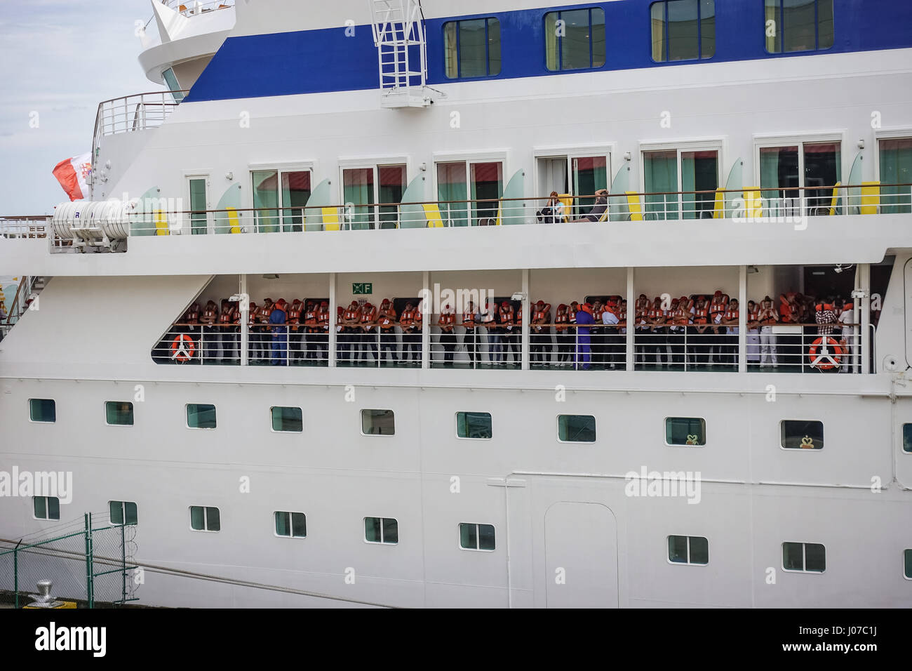 Les passagers ne percez de sauvetage sur un bateau de croisière à la Nouvelle Orleans Cruise Terminal Banque D'Images