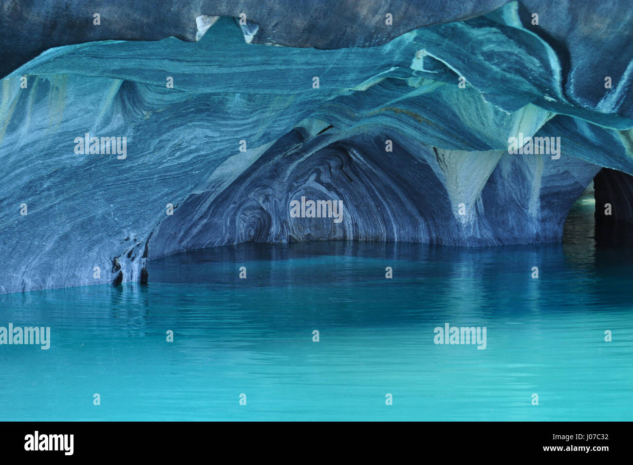 Patagonie, CHILI : Trouver les images ont révélé la beauté naturelle de carrières de marbre au Chili. Les spectaculaires photos montrent l'intérieur de l'attraction touristique où la couleur de la roche correspond au bleu turquoise de l'océan. D'autres montrent des coups de pagaie avec précaution vers le canot à l'entrée des grottes qu'ils admirer le remarquable rock formation, formé par plus de 6 000 ans d'ondes lave-up contre le carbonate de calcium. Les mousquetons ont été prises par dentiste Jorge Cabello de Puerto Varas au Chili comme il a exploré l'une de ses plus belles destinations en Patagonie. Banque D'Images