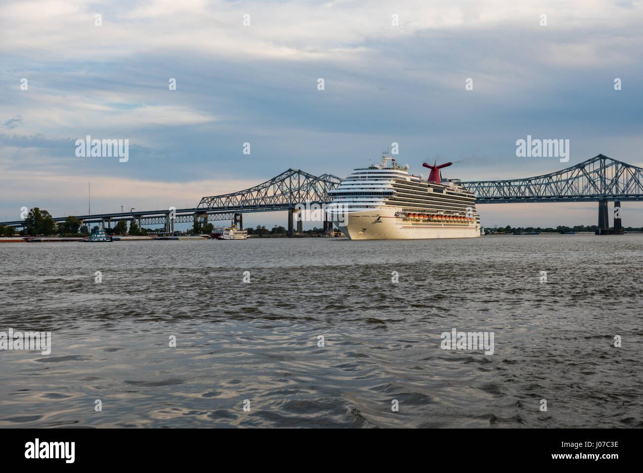 Le navire de croisière Carnival Dream passe sous le Crescent City Connection bridge à la Nouvelle Orléans sur son chemin vers le bas le Mississippi Banque D'Images