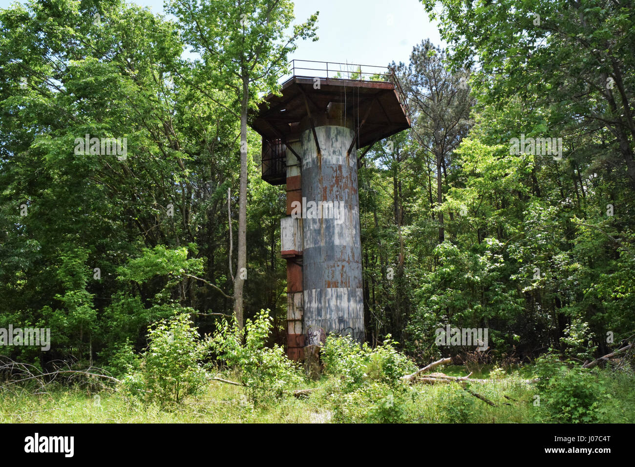 Une tour de garde. Virginie, USA : hantise photos et vidéos montrent l'abandonné WW2 US base militaire où près d'un million et demi de passé par le personnel sur leur chemin vers le front de l'Ouest. Les images étranges et vertigo video show induisant la demeure délabrée de Patrick Henry Camp dans une forêt dans le comté de Warwick, en Virginie, qui pourrait une fois accueillir jusqu'à 35 000 hommes à un moment donné, alors qu'il agissait comme une mise en scène des troupes au sol. Les photos montrent comment la base désaffectée a été attaquée par des vandales avec tous les graffitis sur les bâtiments. Video du point de vue d'un brave explorer lui montre sur l'échelle Banque D'Images