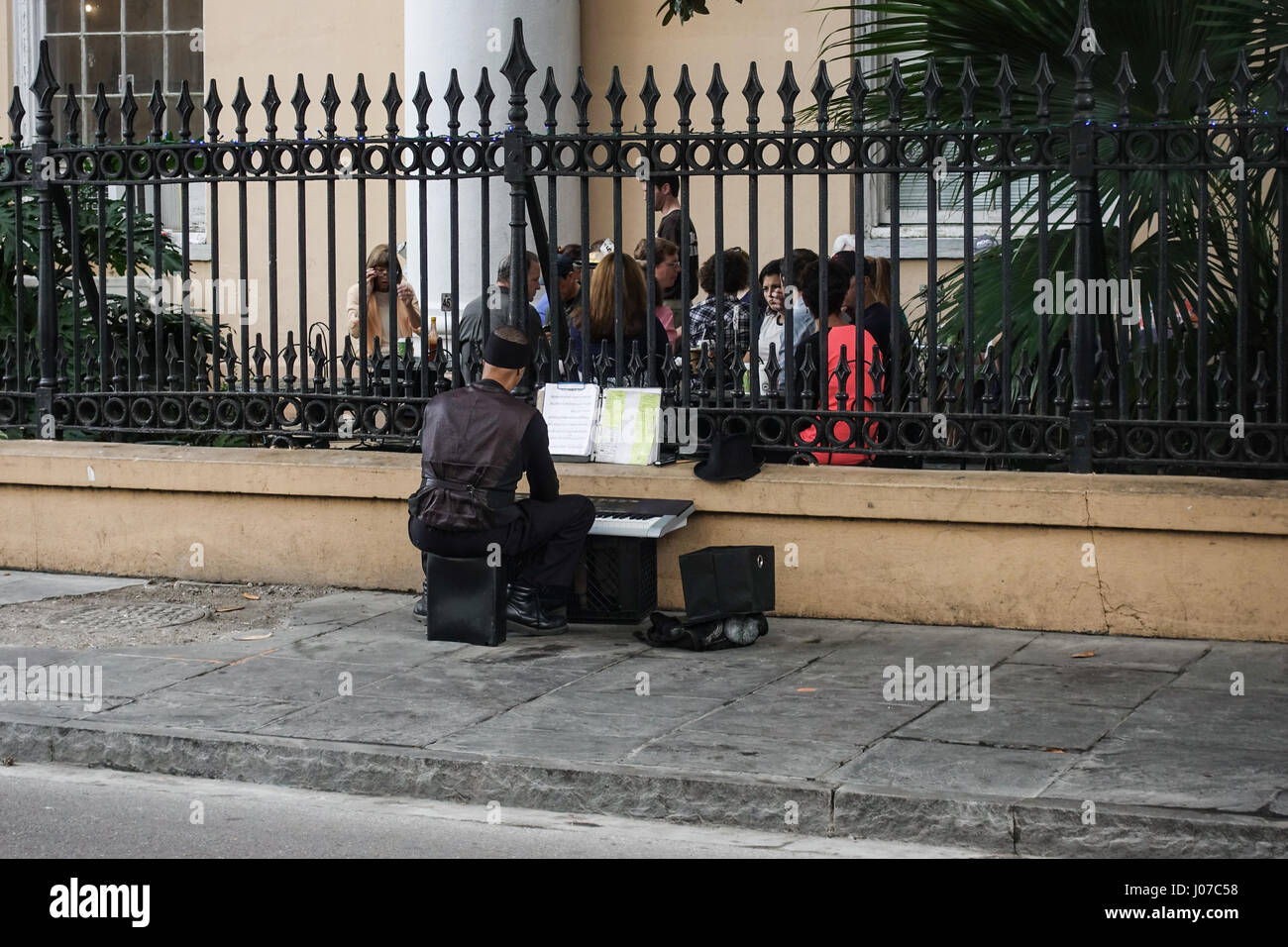 Un pianiste joue dans la rue pour les hôtes d'un événement dans le domaine de la police de la Nouvelle Orléans. Banque D'Images