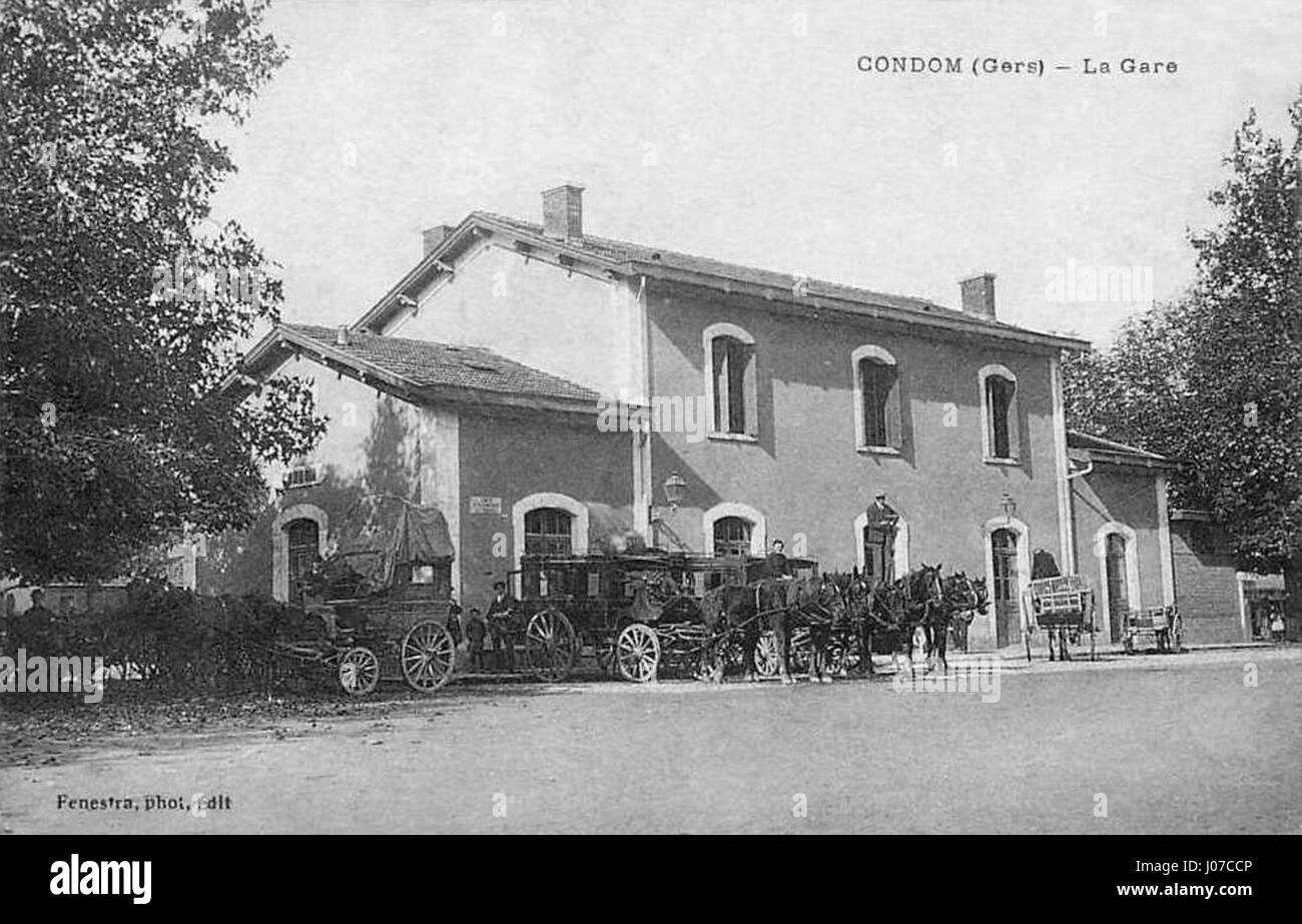 La 'Gare-Condom-Gers-CPancienne' est une photographie historique représentant l'ancienne gare de Condom, Gers, France, capturant l'architecture et l'ambiance du début du XXe siècle. Banque D'Images