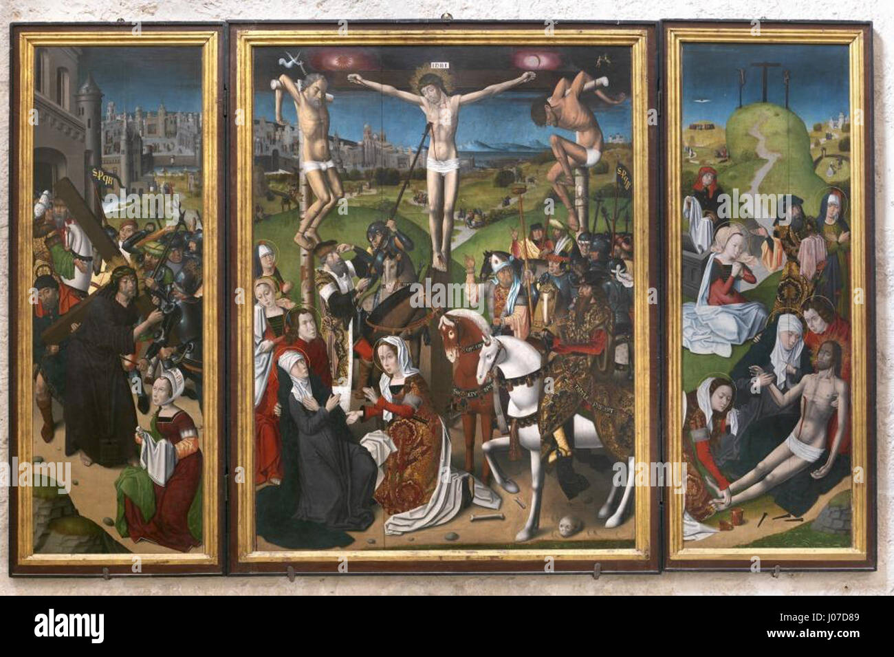 'Tríptico del calvario' (Triptyque du Calvaire) est une œuvre d'art religieuse représentant la crucifixion du Christ. La pièce est divisée en trois panneaux, chacun présentant un moment significatif de la passion du Christ, avec des scènes dramatiques et émotionnelles. Banque D'Images