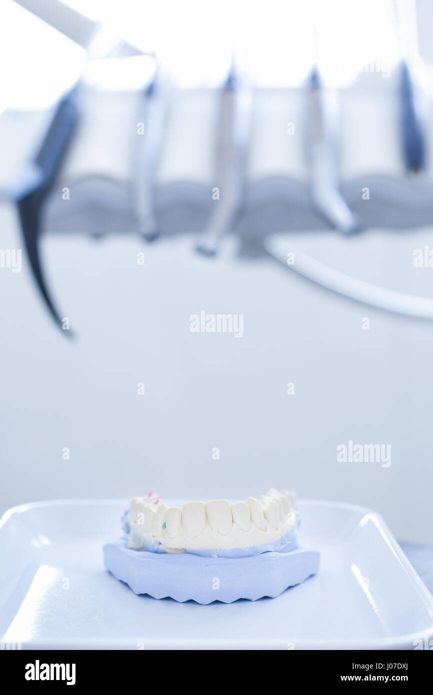 Modèle de prothèse sur un plateau avec des outils de dentiste, d'exercices, les pièces à main et laser dans l'arrière-plan Banque D'Images
