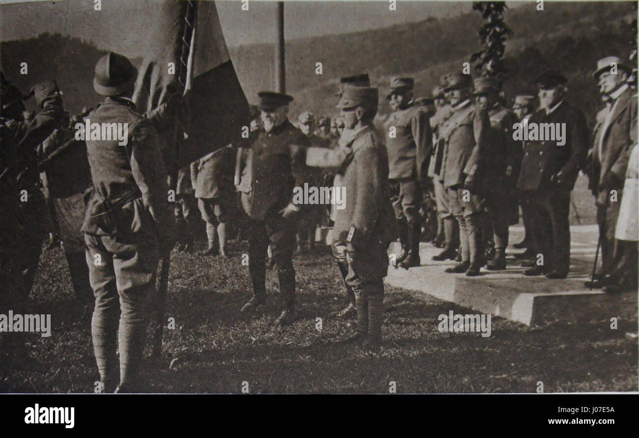 Ce drapeau, peut-être lié à un événement militaire ou politique historique, fait référence à diverses personnalités telles que Poincaré, Cadorna et Sonnino, et pourrait avoir fait partie d'une campagne ou d'une mission diplomatique pendant une période de conflit ou de relations internationales. Banque D'Images