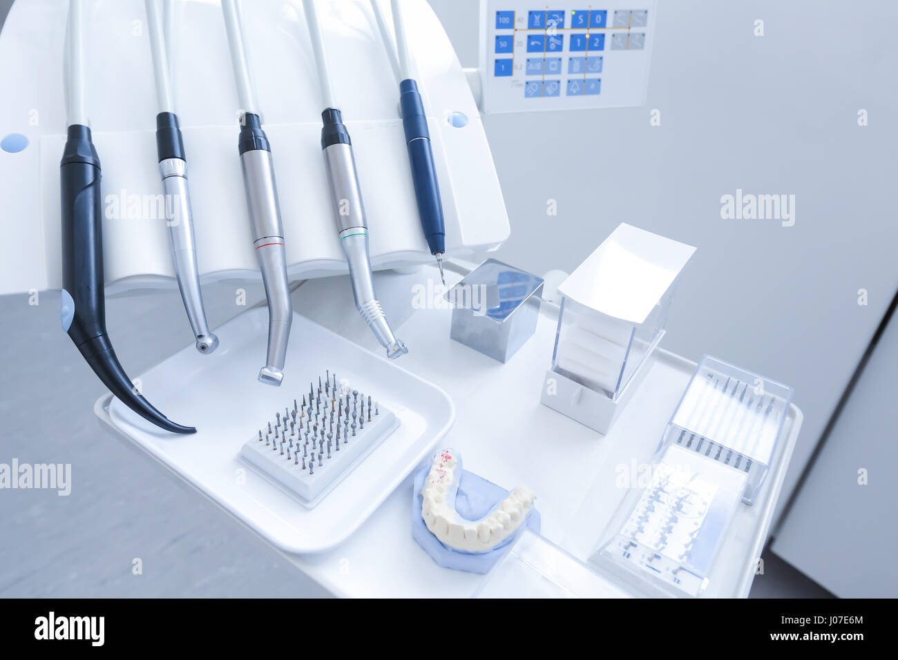 Pratique dentaire - spécialiste des outils, des exercices, les pièces à main et avec des buses laser polonaise, percer les gicleurs et modèle de prothèse en avant-plan Banque D'Images