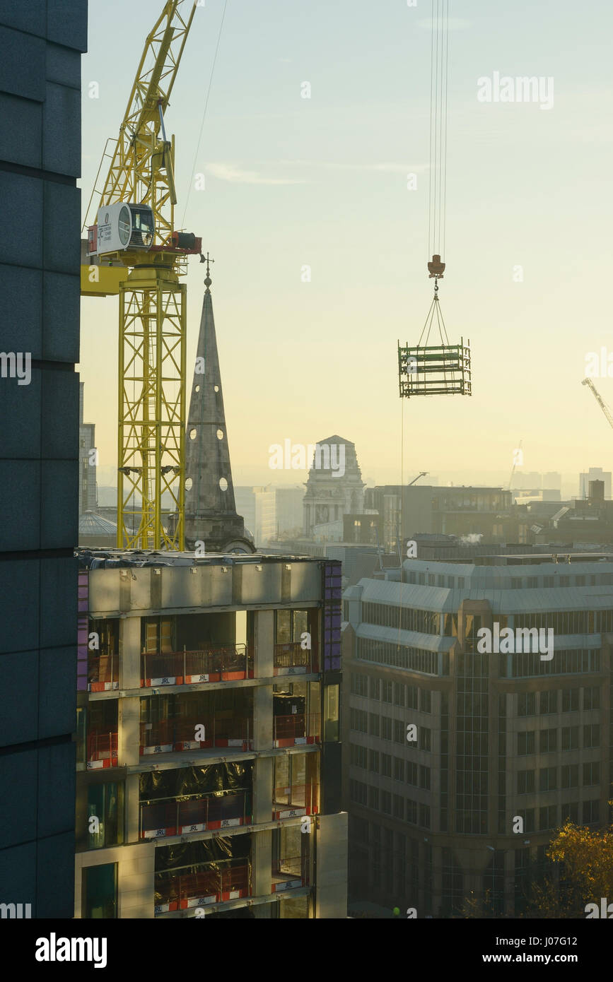 Un travail de grue à tour sur un chantier de construction dans le centre de Londres, UK Banque D'Images