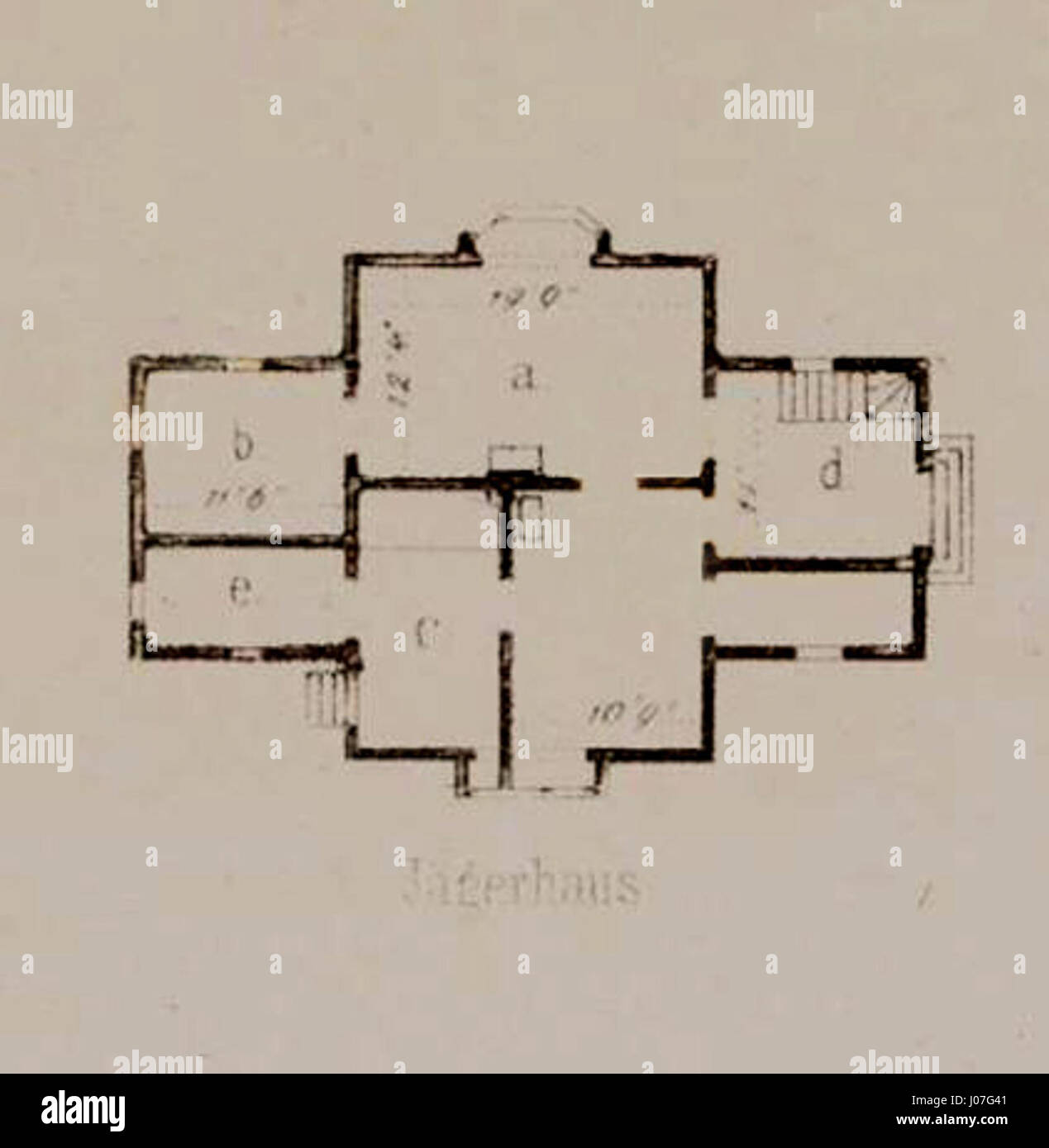 'Unterförsterei Klein Glienicke GR' est une étude architecturale d'un bâtiment forestier historique situé dans la région de Klein Glienicke. La structure est remarquable pour son design rustique, reflétant l'architecture rurale de la région. Banque D'Images