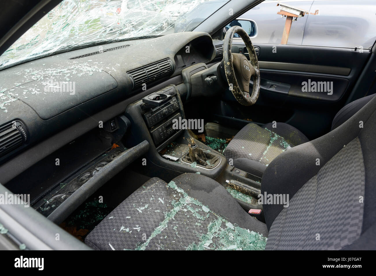 Abandonné et vandalisé l'intérieur de voiture Banque D'Images