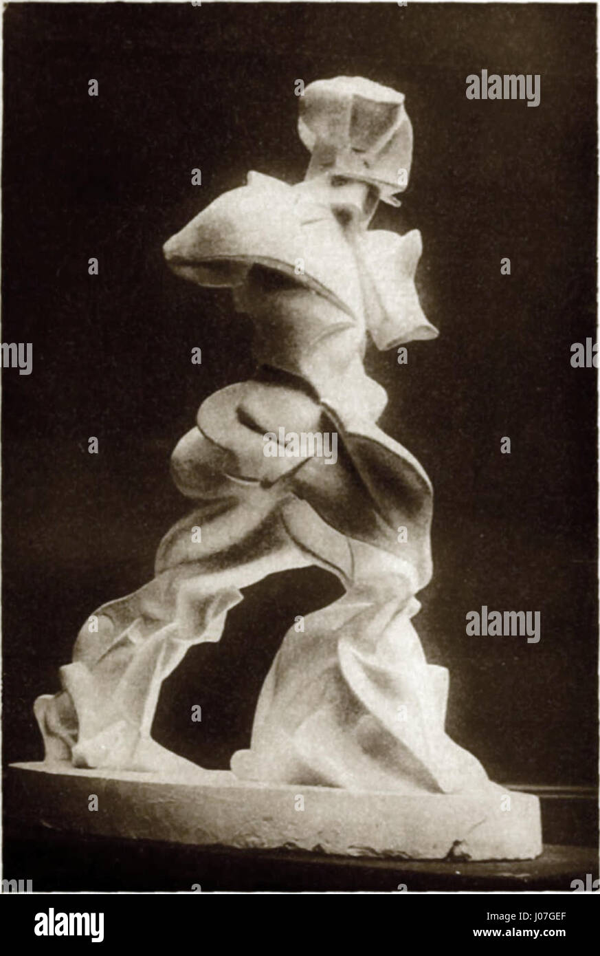 'Spiralförmige Ausdehnung von Muskeln in Bewegung' d'Umberto Boccioni, montré en plâtre et photographié en 1913, capture le mouvement dynamique des muscles sous forme de spirale. Le travail de Boccioni explore l'énergie et la fluidité du corps humain à travers son style futuriste. Banque D'Images