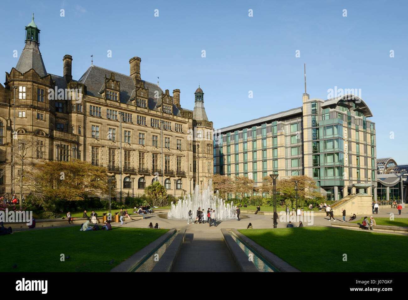 Sheffield City Hall et les jardins de la paix Banque D'Images