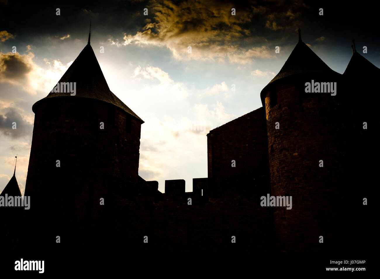 Le soleil se couche derrière le château comtal de la Cité médiévale de Carcassonne en France. Banque D'Images