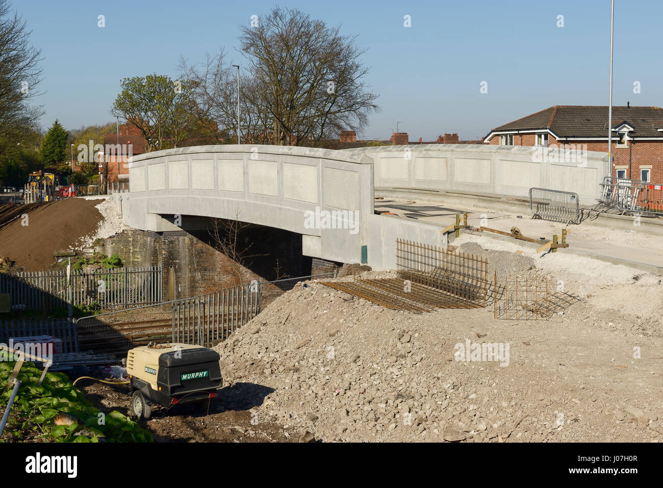 Construction d'un nouveau pont routier sur une ligne de chemin de fer dans la région de Chester UK Banque D'Images