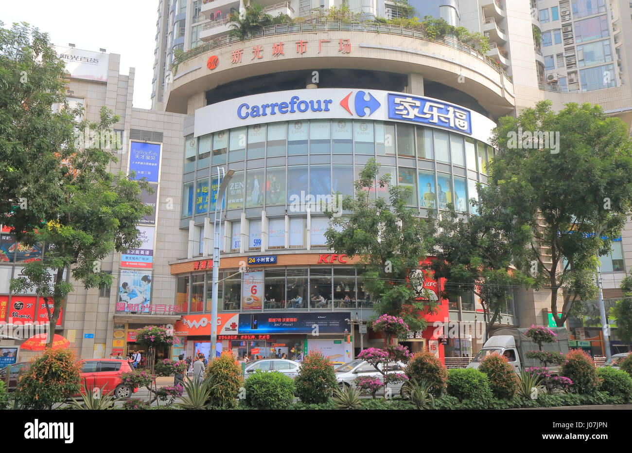 Carrefour à Guangzhou en Chine. Carrefour est une multinationale française hyper marché détaillant opearating dans plus de 30 pays ayant leur siège en France. Banque D'Images