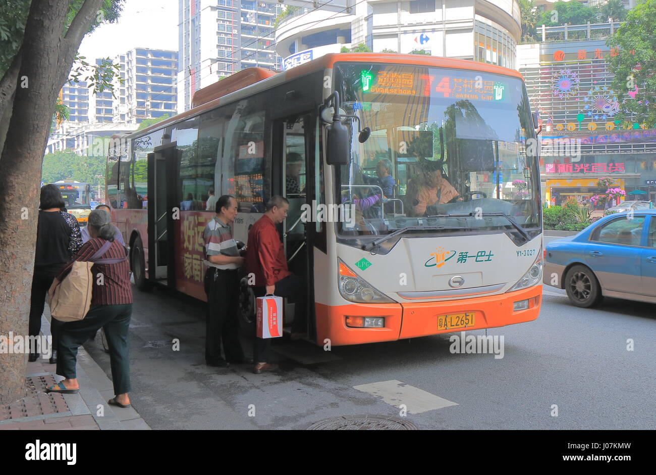 Les gens voyagent en bus local à Guangzhou en Chine. Banque D'Images