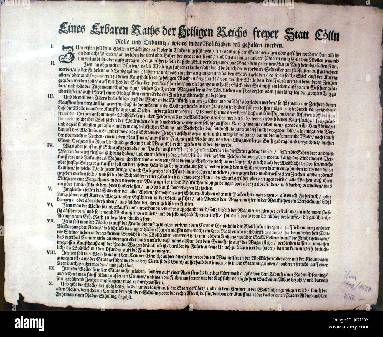 Le document intitulé 'Anweisung Zöllner Köln' est un guide historique ou une instruction de la ville de Cologne, probablement lié à des procédures administratives ou juridiques. Il offre un aperçu de l'organisation bureaucratique et de la gouvernance de Cologne au cours d'une période historique spécifique. Banque D'Images