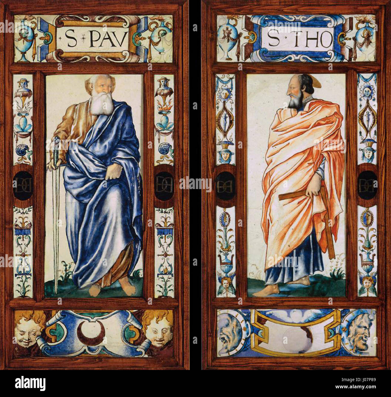 L'œuvre en émail de Léonard Limosin 'St Paul et St Thomas' met en valeur deux saints chrétiens, soulignant leurs rôles spirituels. Limosine, connu pour sa maîtrise de la peinture sur émail, a utilisé des détails complexes et des couleurs vives pour représenter les figures des saints dans la dévotion religieuse. Banque D'Images