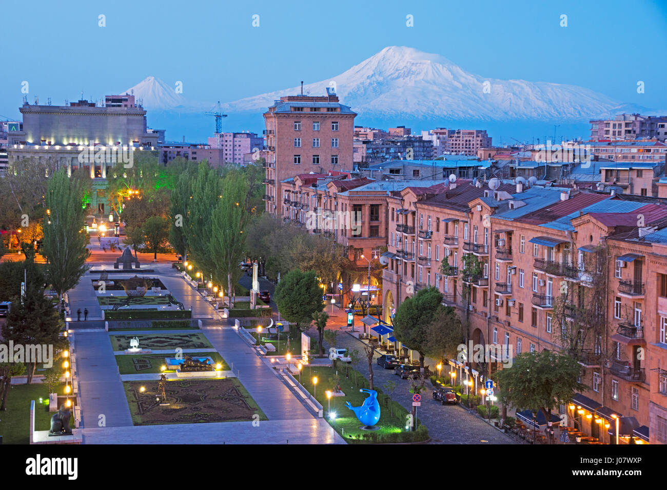 À l'aube d'erevan de la Grande Cascade donnant sur la place de la République avec le Mont Ararat dans la distance. Banque D'Images