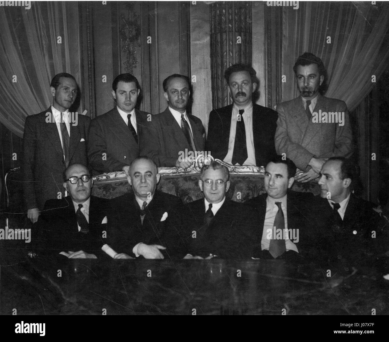 Ce titre hébreu 'דשא ושדה קיץ' se traduit par 'herbe et champ d'été'. Il représente un paysage vibrant et luxuriant, illustrant la beauté des champs d'été avec une riche herbe verte et un ciel clair et lumineux. Banque D'Images